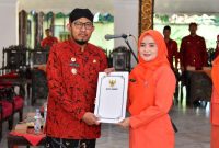 Bupati Sumenep Achmad Fauzi Wongsojudo Saat Memberikan SK Pelantikan Kepengurusan GOW Kepada Istri Tercinta Nia Kurnia Fauzi di Pendopo Agung Keraton Sumenep, Jum'at (04/07/2025)