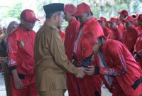 Bupati Sumenep Achmad Fauzi Wongsojudo Saat Didampingi Ketua Harian KONI Sumenep Abdul Kadir Al-Mahdaly Melepas Kontingin ke Porprov Jatim IX Malang Raya