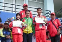 Ketua PASI Sumenep R. Abdul Moedjib Bersama Dua Atletnya Usai menerima Medali Di Ajang Porprov IX Jatim, Kamis (03/07/2025)