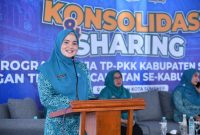 Nia Kurnia Fauzi Saat Memberikan Sambutan di Acara Rapat Konsolidasi dan Sharing Program Kerja Bersama TP PKK Kecamatan Se- Kabupaten Sumenep, Kamis (03/07/2025)