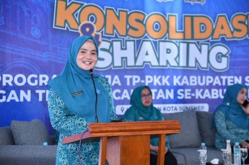 Nia Kurnia Fauzi Saat Memberikan Sambutan di Acara Rapat Konsolidasi dan Sharing Program Kerja Bersama TP PKK Kecamatan Se- Kabupaten Sumenep, Kamis (03/07/2025)