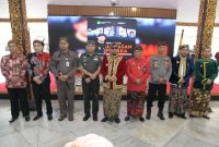 Kabag Ops Polres Sumenep Hadiri Prosesi Sakral Penyerahan Pusaka Dhalem di Pendopo Agung Keraton