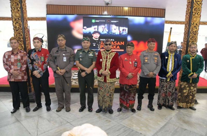 Kabag Ops Polres Sumenep Hadiri Prosesi Sakral Penyerahan Pusaka Dhalem di Pendopo Agung Keraton