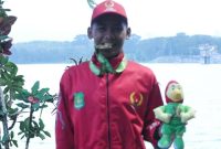 Atlet Ski Air Kabupaten Sumenep Apriansyah Fahreza Nur Rahman Saat Menerima Medali Perak di Porprov Jatim IX Malang Raya