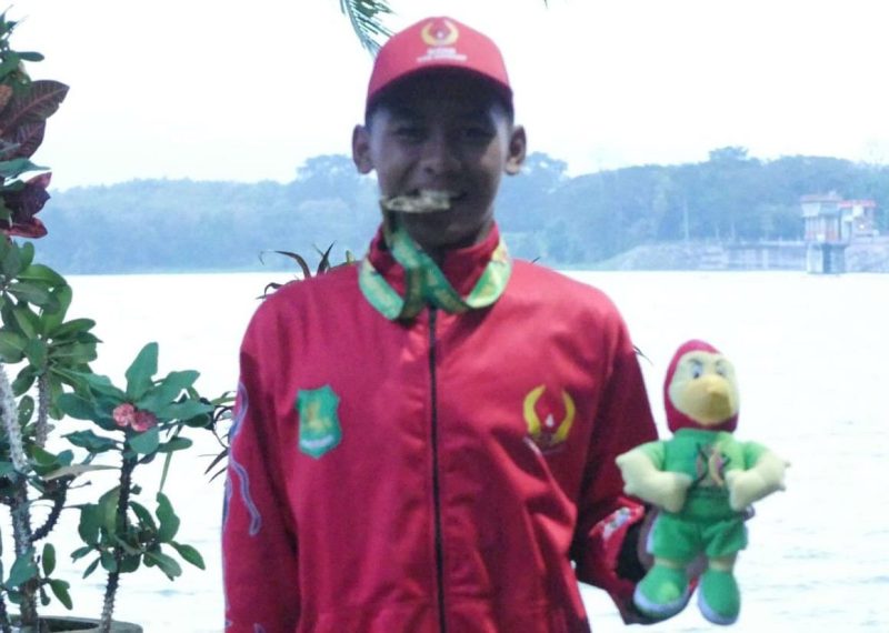 Atlet Ski Air Kabupaten Sumenep Apriansyah Fahreza Nur Rahman Saat Menerima Medali Perak di Porprov Jatim IX Malang Raya