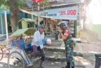 Menebar Cinta di Hari Jumat: Babinsa Koramil 0827/01 Kota Sumenep Berbagi Nasi, Berbagi Harapan, Jum'at (04/07/2025)