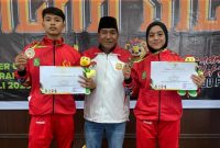 Ketua PSN Perisai Putih Cabang Sumenep Imam Syafi'i SH Bersama Kedua Atlet Arya dan Fettum Usai Menerima Medali Perak Di Ajang Porprov IX Jatim di Kota Malang, Sabtu (05/07/2025)