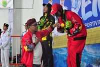 Ketua Harian KONI Sumenep Abdul Kadir Al-Mahdaly Saat Mengapresiasi Atlet Sumenep di Ajang Porprov IX Jatim di Malang Raya 