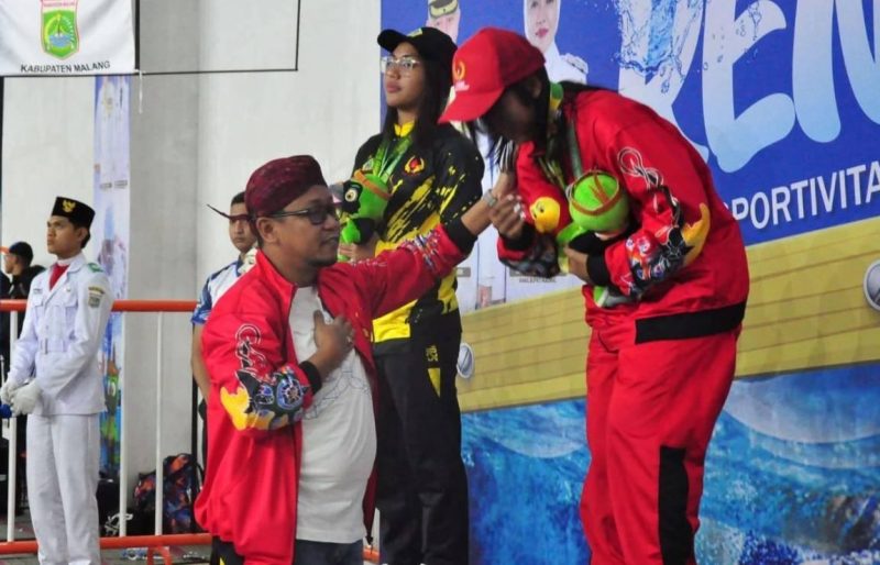 Ketua Harian KONI Sumenep Abdul Kadir Al-Mahdaly Saat Mengapresiasi Atlet Sumenep di Ajang Porprov IX Jatim di Malang Raya 