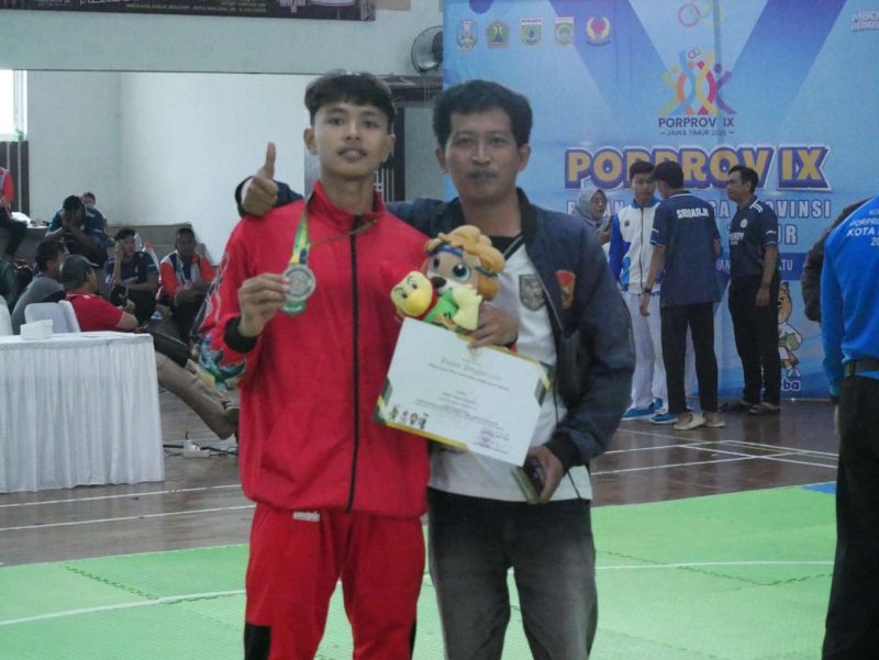 Sang Jurnalis Olahraga Mahrus Ali Bersama Salah Atlet Sumenep di Ajang Porprov IX Jatim di Malang Raya 