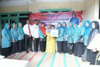 TP PKK Sumenep Gandeng Dinas Perikanan Salurkan Bingkisan Olahan Ikan untuk 54 Anak Stunting di Kalianget Timur, Rabu (09/08/2025)