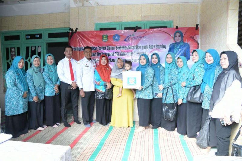 TP PKK Sumenep Gandeng Dinas Perikanan Salurkan Bingkisan Olahan Ikan untuk 54 Anak Stunting di Kalianget Timur, Rabu (09/08/2025)