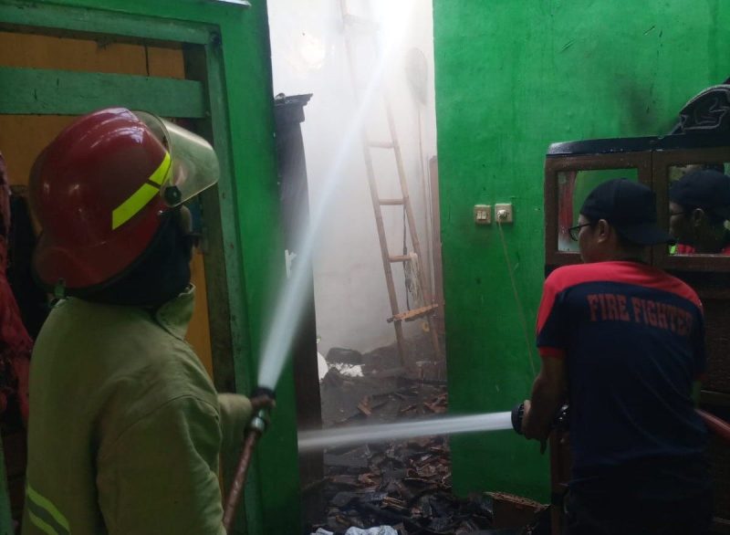 Petugas Damkar Sumenep Saat Memadamkan Kobaran Api Dirumah Warga Di Desa Matanair Rubaru, Kamis (10/07/2025)