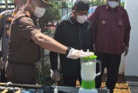 Bupati Sumenep Achmad Fauzi Wongsojudo Tengah di Dampingi Kajari, Karutan dan Kapolres Sumenep di Acara Pemusnahan Barang Bukti di Halaman Kantor Kejari Sumenep Kamis (10/07/2025) kemarin