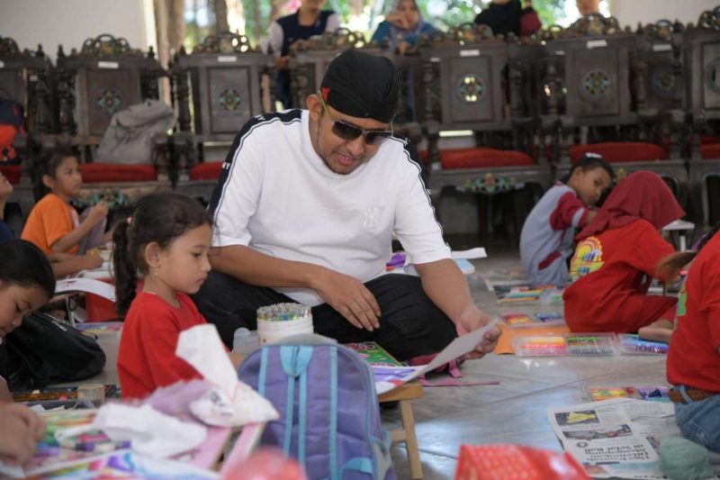 Ketika Seorang Bupati Duduk Bersama Anak-Anak dan Bung Karno Hadir Lewat Warna