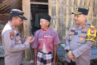 Kapolres Sumenep Temui Lansia Sebatang Kara, Bawa Harapan dan Kehangatan ke Pelosok Desa Gunung Kembar, Senin (14/07/2025) 