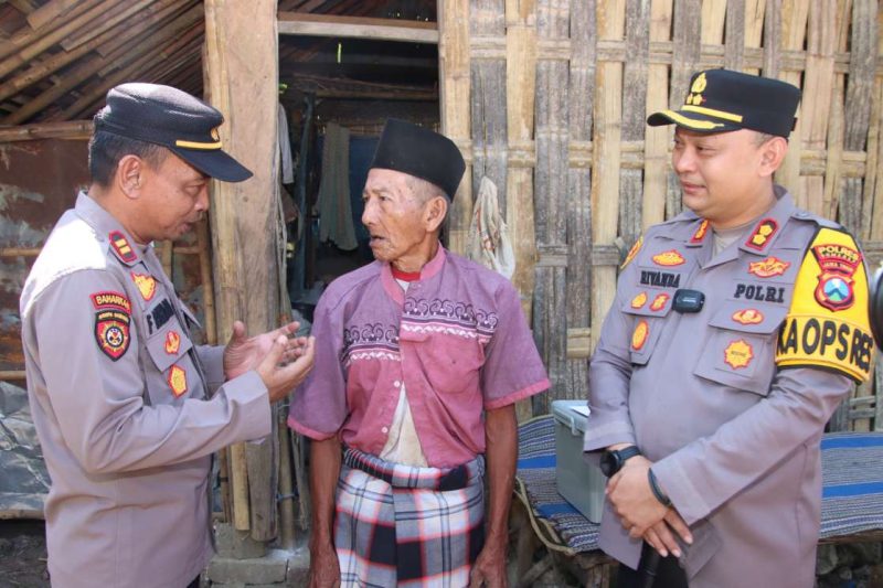 Kapolres Sumenep Temui Lansia Sebatang Kara, Bawa Harapan dan Kehangatan ke Pelosok Desa Gunung Kembar, Senin (14/07/2025) 