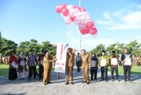 Bupati dan Wakil Bupati Sumenep Didampingi Kadiskop UMKM dan Perindag Kabupaten Sumenep, Moh. Ramli Saat Melepas Balon Ke Udara Tanda Peluncuran Koperasi Merah Putih di Kabupaten Sumenep 