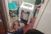 Petugas Damkar Sumenep Saat Mengevakuasi Biawak Besar Masuk Rumah Warga Di Kelurahan Kepanjin Senin (14/07/2025)
