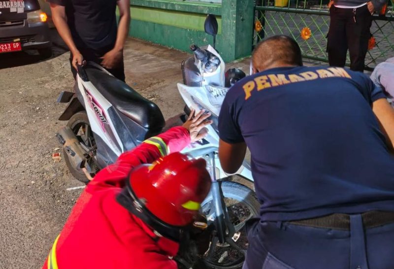 Dua Laporan Beruntun di Tengah Malam, Damkar Sumenep Unjuk Ketangkasan