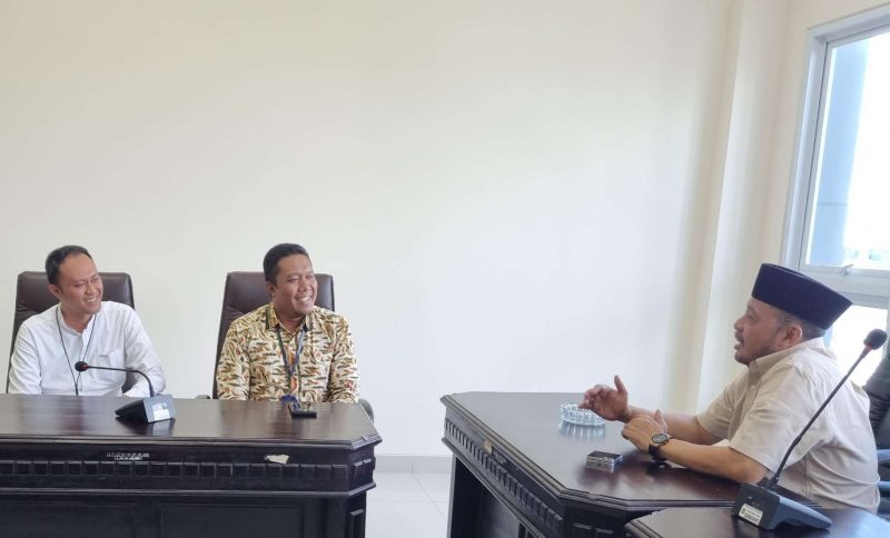 Ketua DPRD H. Zainal Arifin, Kepala ULP PLN Sumenep Pangky Yonkynata Ardiyansyah dan Kepala ULP PLN Ambunten Rustam Bachtiar