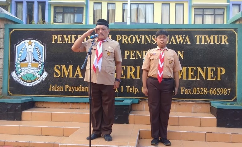 Kepala SMAN 1 Sumenep Drs. Rafiudin MPD Saat Memimpin Apel Tamu Ambalan Pramuka, Jum'at (18/07/2025)
