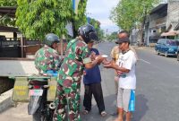 Langkah Kecil Penuh Arti: Babinsa Koramil Kota Berbagi Harapan di Tengah Jalanan Sumenep