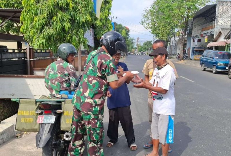 Langkah Kecil Penuh Arti: Babinsa Koramil Kota Berbagi Harapan di Tengah Jalanan Sumenep