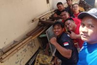 Tim Unit Reaksi Cepat Damkar Sumenep Usai Evakuasi Biawak Di Desa Marengan Laok Kecamatan Kalianget, Minggu (20/07/2025)