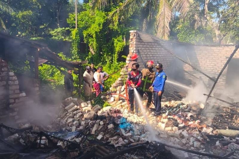 Si Jago Merah Mengamuk di Manding Laok, Empat Mobil Damkar Dikerahkan, Senin (21/07/2025)