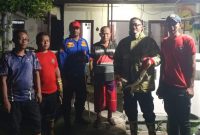 Tim Damkar Sumenep Usai Evakuasi Biawak Nyelonong Masuk Rumah Warga 