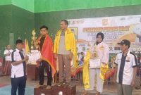 Ketua PSN Perisai Putih Cabang Sumenep Imam Syafi'i SH Saat Menyerahkan Hadiah Kepada Para Pemenang di Kejuaraan Bupati Sumenep Cup IV 