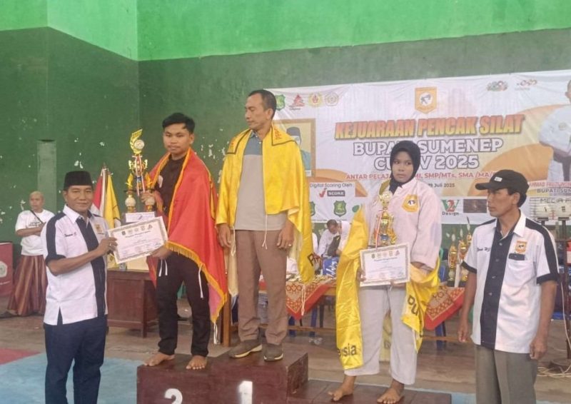 Ketua PSN Perisai Putih Cabang Sumenep Imam Syafi'i SH Saat Menyerahkan Hadiah Kepada Para Pemenang di Kejuaraan Bupati Sumenep Cup IV 