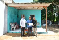 Tangis Haru di Teras Rumah Baru: Bupati Fauzi Bersama BAZNAS Sumenep Hadirkan Harapan untuk Dua Lansia di Desa Kolor Kecamatan Kota Sumenep, Selasa (22/07/2025)