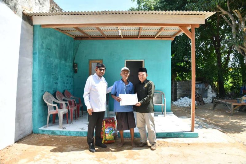 Tangis Haru di Teras Rumah Baru: Bupati Fauzi Bersama BAZNAS Sumenep Hadirkan Harapan untuk Dua Lansia di Desa Kolor Kecamatan Kota Sumenep, Selasa (22/07/2025)