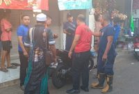 Tim Damkar Sumenep Jadi Penjinak Ular Dadakan di Tengah Keramaian Pasar Lama