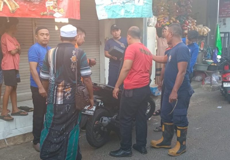 Tim Damkar Sumenep Jadi Penjinak Ular Dadakan di Tengah Keramaian Pasar Lama