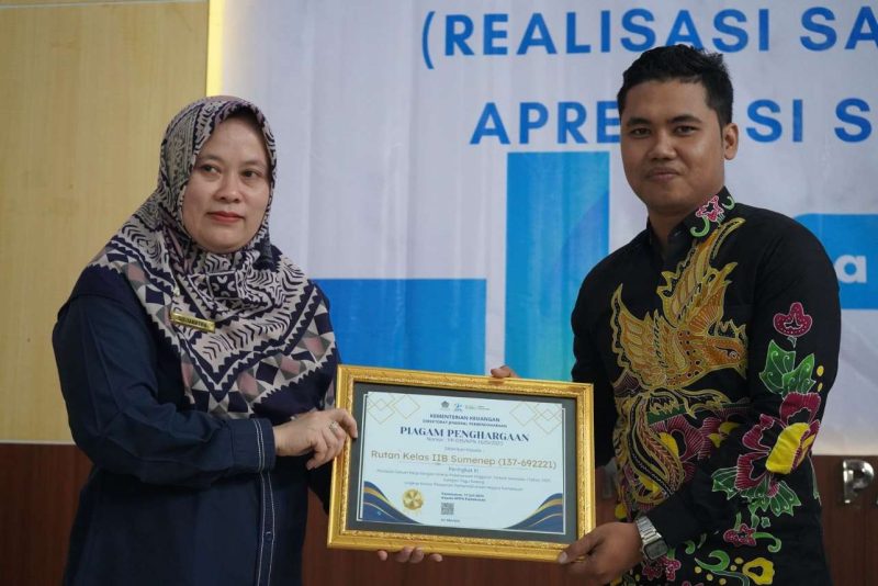 Bendahara Rutan Sumenep, Mahmudi Saat Menerima Penghargaan dari KPPN Pamekasan 