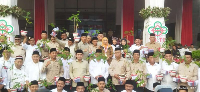Pelantikan Akbar HKTI se-Jawa Timur Pecahkan Rekor MURI: Khofifah Diganjar Penghargaan atas Aksi Serentak Tanam Indigofera
