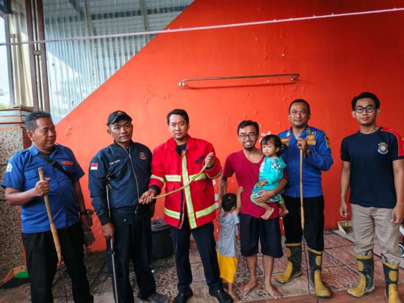 Respons Cepat Damkar Sumenep! SiLaPor 112 Terima Laporan Ular Masuk Rumah Hingga Lahan Terbakar