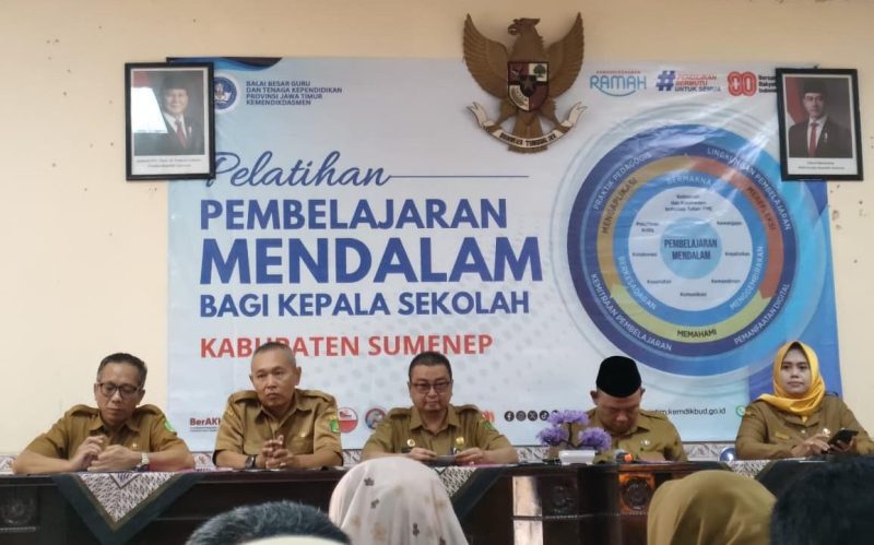 Kepala Bidang Guru dan Tenaga Kependidikan (Kabid GTK) Dinas Pendidikan Kabupaten Sumenep Akhmad Fairuzi Saat Membuka Pelatihan Pembelajaran Mendalam Tahun 2025, Senin (28/07/2025)