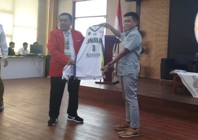 Rektor UNIBA Madura Launching Jersey Basket Berlogo ISSITA, Pinang Ketua DPC ISSITA Sumenep Jadi Dosen Tanpa Seleksi