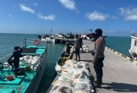 KLM Sepudi Indah Kandas di Pulau Sarok, 27 Ton Beras Bulog Dievakuasi, Rabu (30/07/2025) 