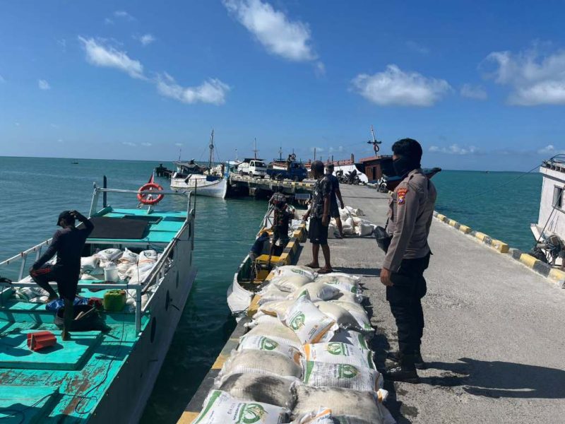 KLM Sepudi Indah Kandas di Pulau Sarok, 27 Ton Beras Bulog Dievakuasi, Rabu (30/07/2025) 