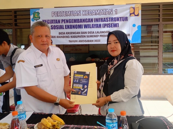 Plt Camat Manding Siswahyudi Bintoro dan Kades Lalangon saat  Mensosialisasikan Penghapusan Denda Pembayaran Pajak Kendaraan Bermotor di Balai Desa Lalangon Rabu, (30/07/2025)
