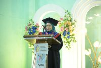 Nia Kurnia Fauzi Saat Memberikan Sambutan di Acara Prosesi Wisudawan Sekolah Orang Tua Hebat (SOTH) di Aula Graha Wiyata MAN 1 Sumenep, Selasa (08/07/2025)