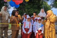 Kepala SDN Pakandangan Sangrah Bluto Susilawati SPd Bersama Guru Saat Memberikan Sambutan di Acara MPLS, Senin (14/07/2025)