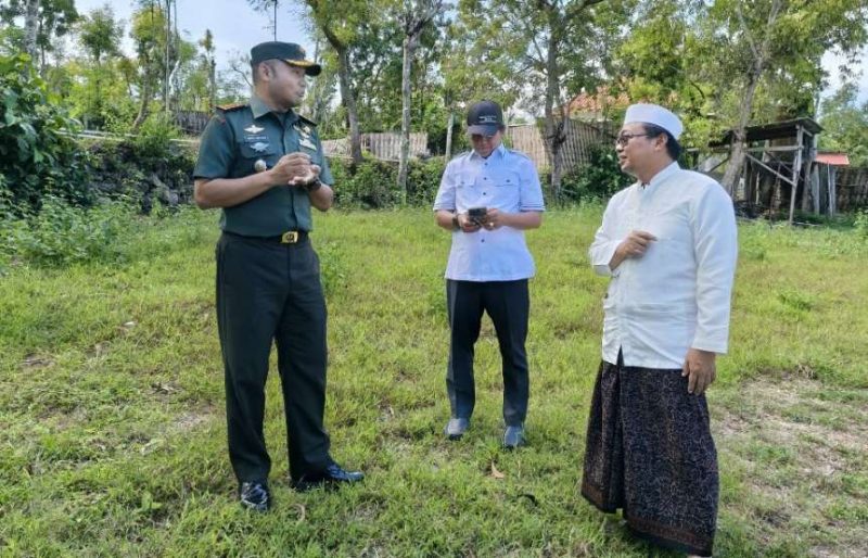 Dandim Sumenep Letkol Inf Yoyok Wahyudi SIP MHan, Anggota DPRD Sumenep Ahmadi Yasid dan KH. Zamzami Sabiq MPSI