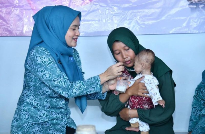Ketua TP PKK Kabupaten Sumenep Nia Kurnia Fauzi Saat Mengunjungi Bayi di Desa Lebeng Barat Kecamatan Pasongsongan, Kamis (17/07/2025)