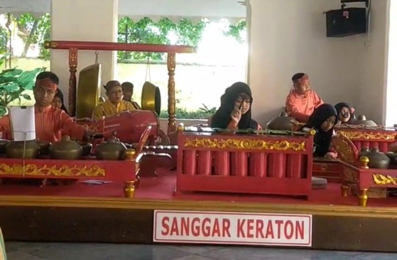 Generasi Emas Penjaga Budaya: Gamelan SDN II Mengalun Megah di Pendopo Agung Keraton Sumenep, Minggu (20/07/2025)